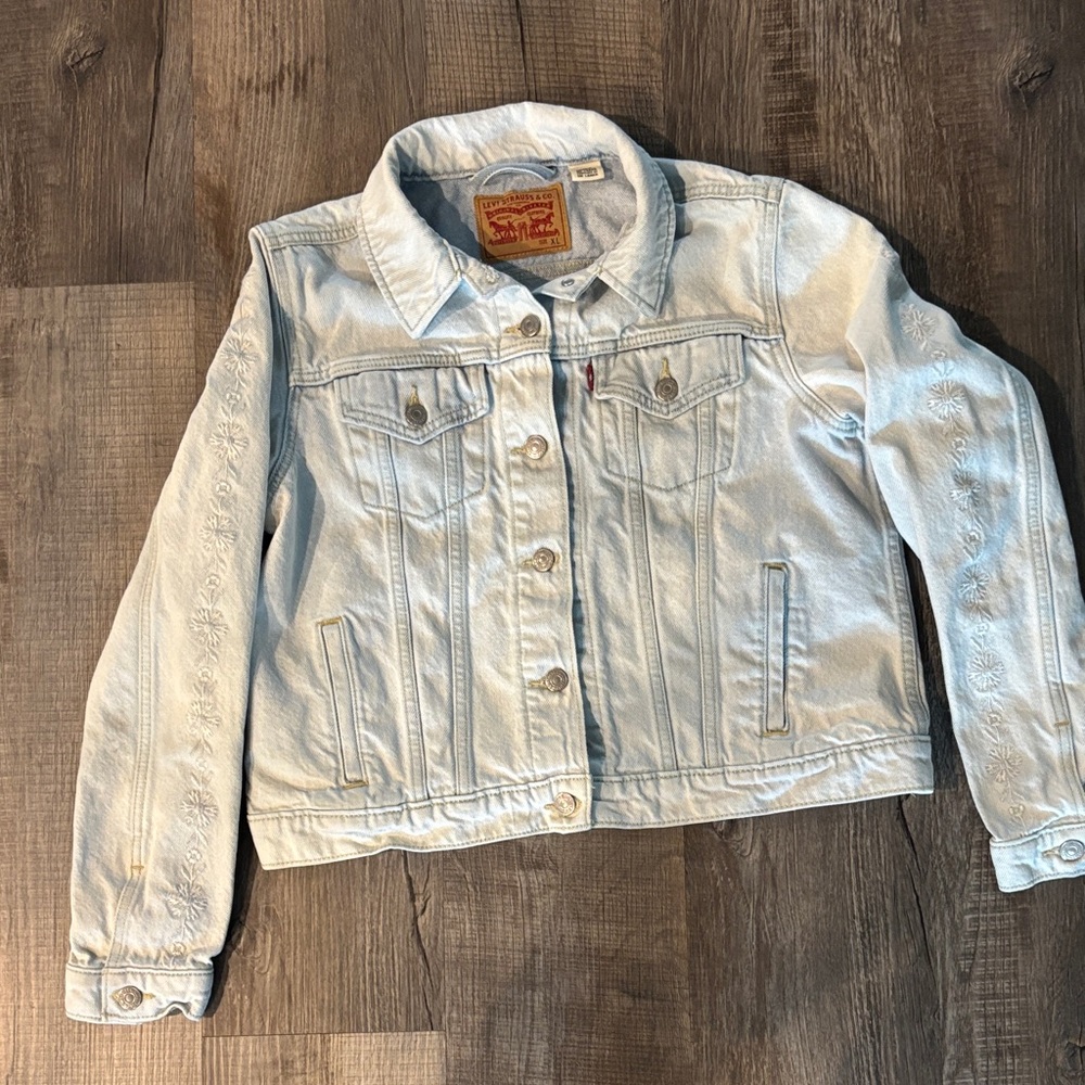 Girls Levi Strauss Light Denim Jacket XL with Embroidered Sleeves.  Fits girl.